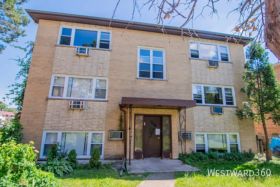 Available Now, Spacious 2 Bed / 1 Bath Garden Apartment — Photo 2