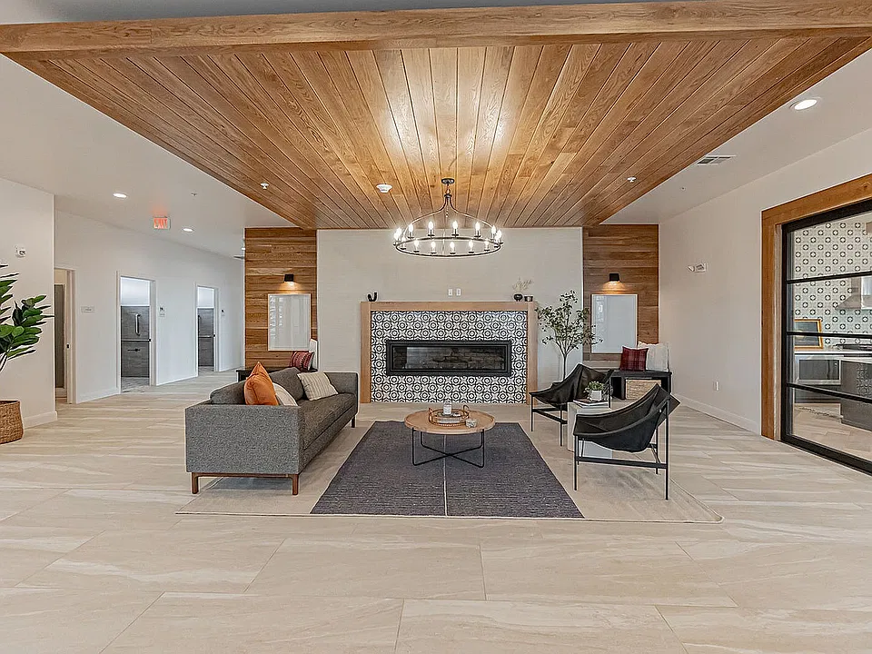 victory-ranch-clubhouse-lounge-fireplace