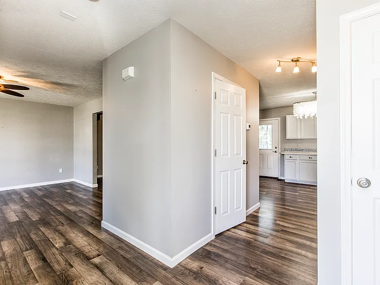 1103 Perry Ln — Photo 3