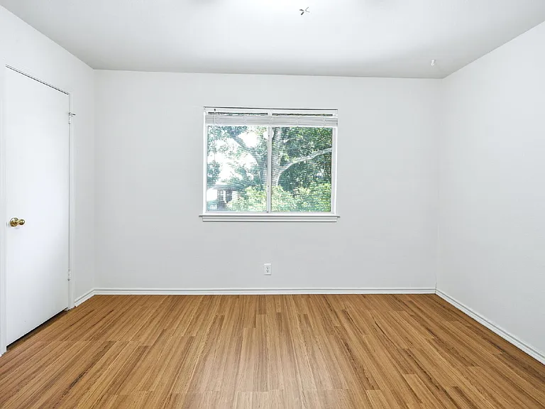 832 Dimrock — Photo 34