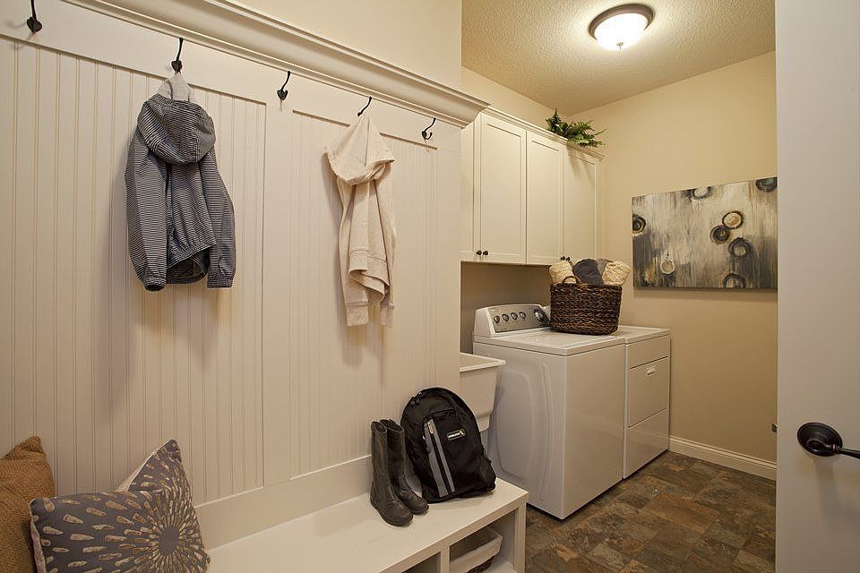 Laundry/mudroom off garage