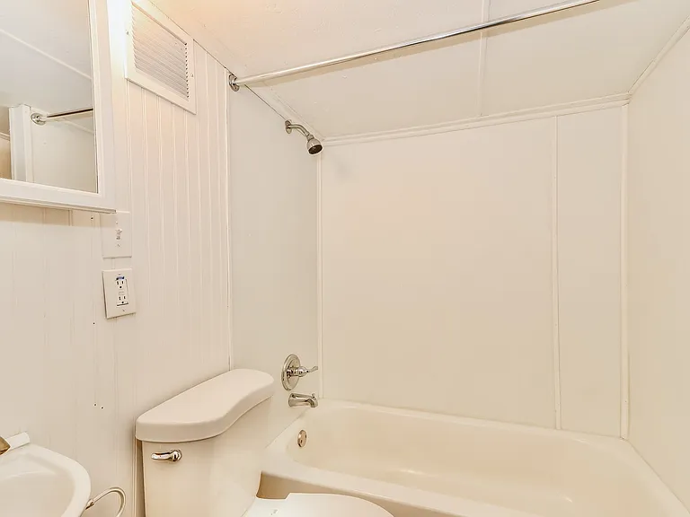 247872_028_bathroom_13510467.jpg