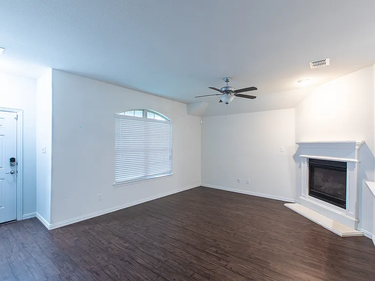 905 Silverbell St — Photo 6