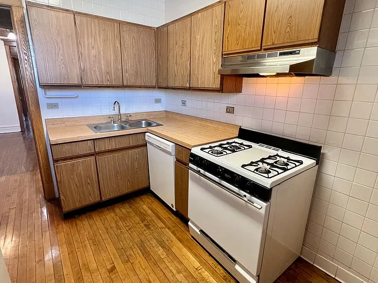 2920 N. Burling — Photo 22