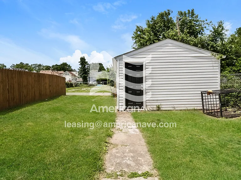 1084371_015_backyard_15.jpg