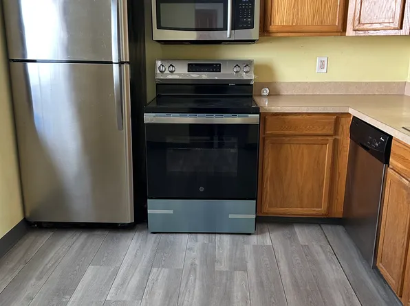 18 Bradley Cir, Enfield, CT 06082