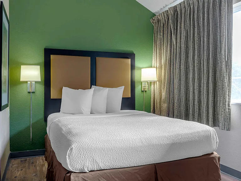 Deluxe Studio - 1 Queen Bed