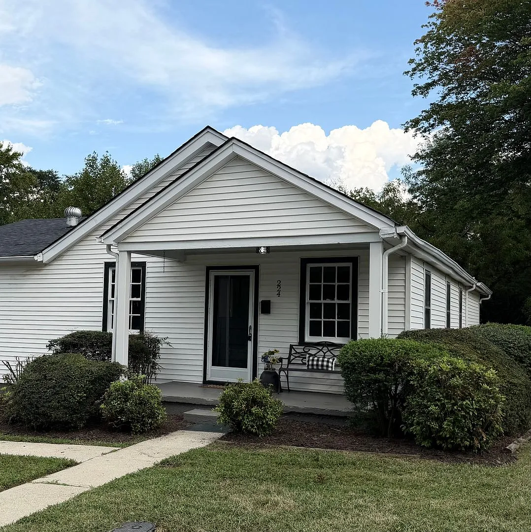 Beautifully remodeled and move-in ready! This home has been completely updated with brand-new fin... — Photo 1