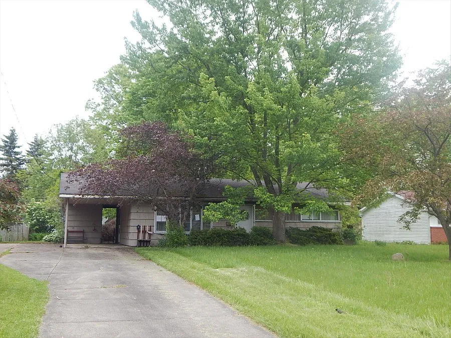 2443 Amberly St photo 1