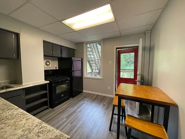 642 Forest Ave — Photo 2