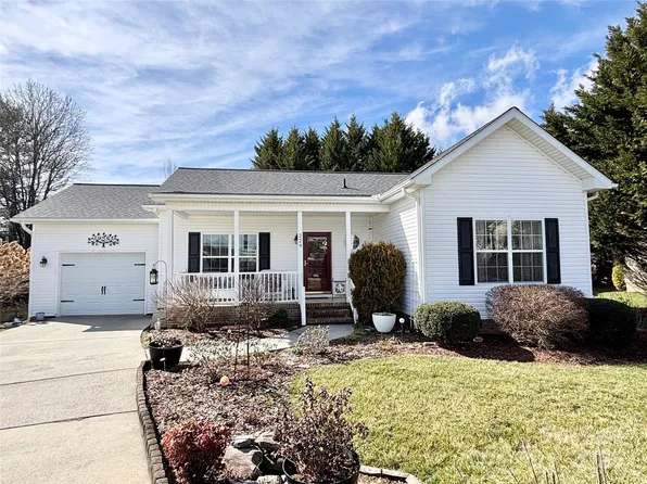 229 Misty Ln, Hendersonville, NC 28739