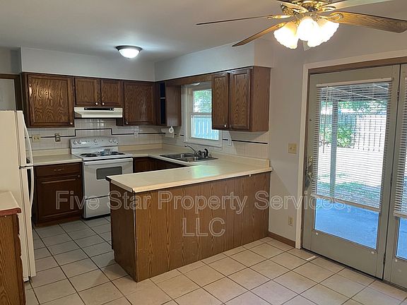 4th image of 402 N Iris Dr