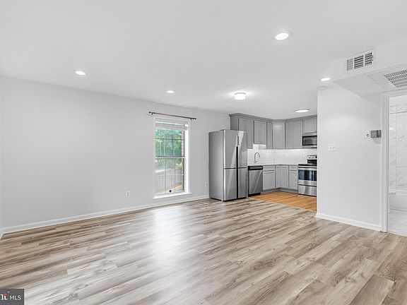 5th image of 3111 Patrick Henry Dr APT 610