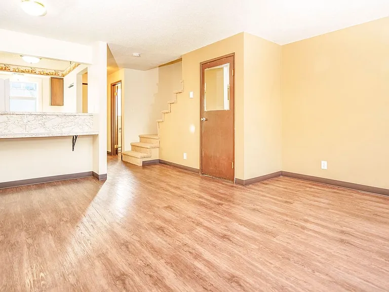 525-Monmouth Villas — Photo 9