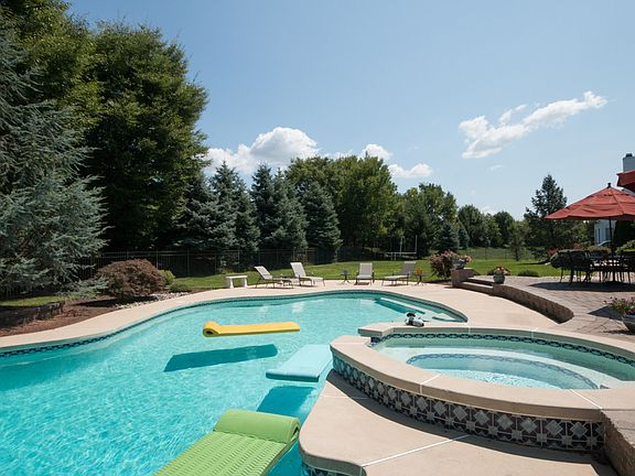 2nd image of 18 Sparrow Dr
