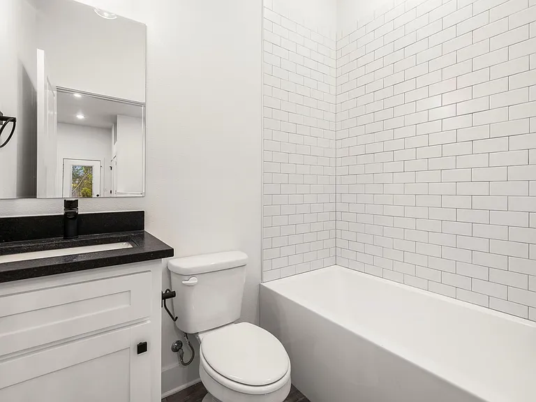 Luxury One Bedroom Townhome Available Now! - In The Heart Of Fayetteville — Photo 19