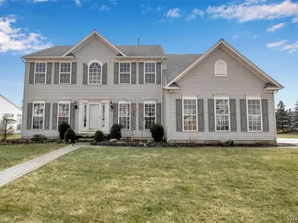 5660 Field Brook Dr, East Amherst, NY 14051