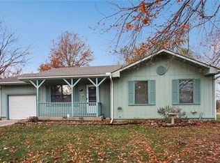 806 Bobwhite Dr, Peculiar, MO 64078