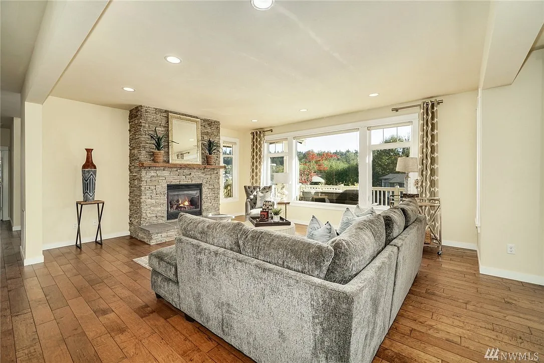 4 bed, 3960 sqft, $7,000 — Photo 4