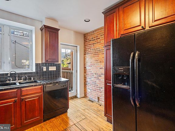 4th image of 1407 Webster St