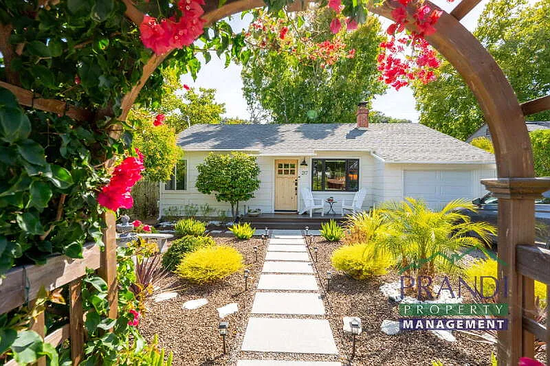 2 bed, 1.0 bath, 904 sqft, $4,950 — Photo 1