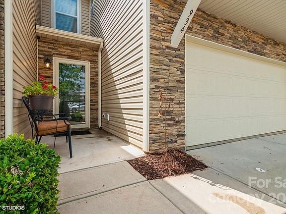 3rd image of 934 Summerlake Dr