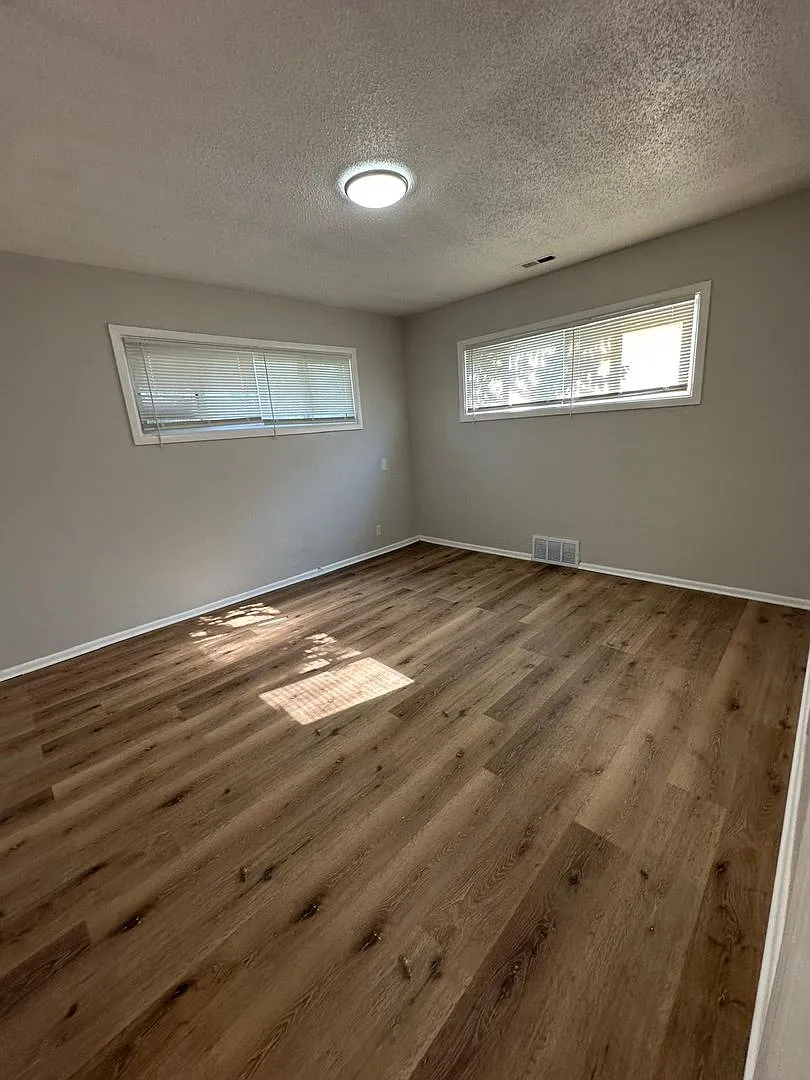4 bedrooms 1 Full bathroom. The house is very spacious living room, dining room and full kitchen ... — Photo 4
