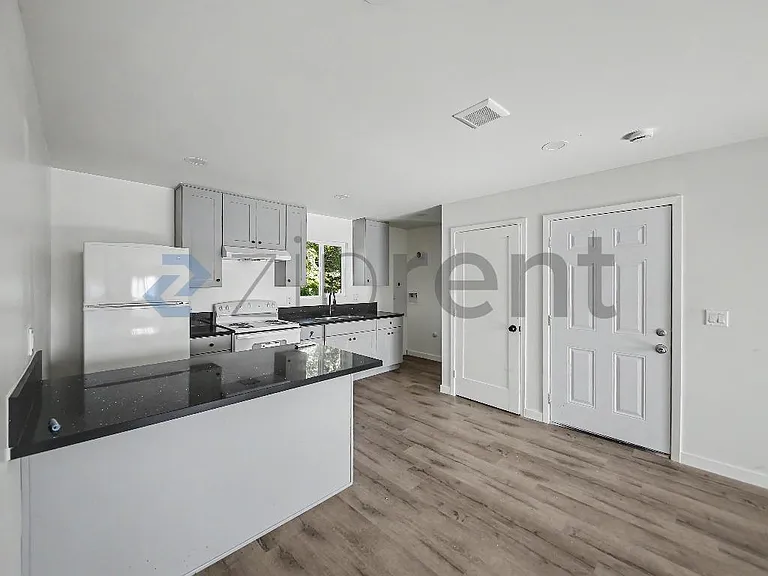 5844 1/2 Denver Ave — Photo 14