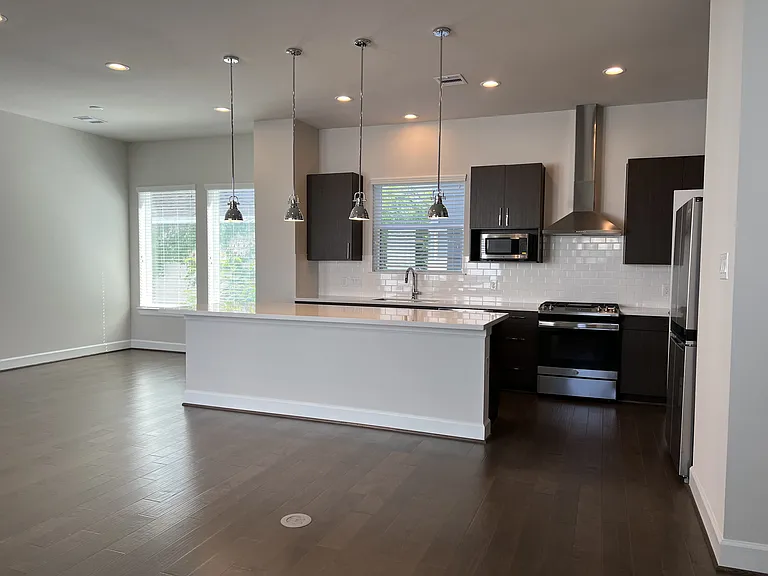 1503 Elgin St — Photo 8