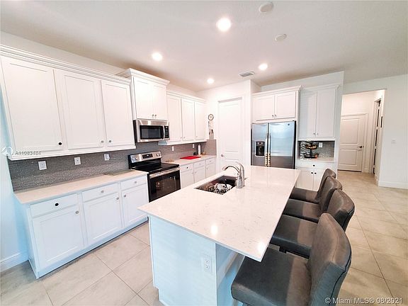 4th image of 4011 Pelicano Way