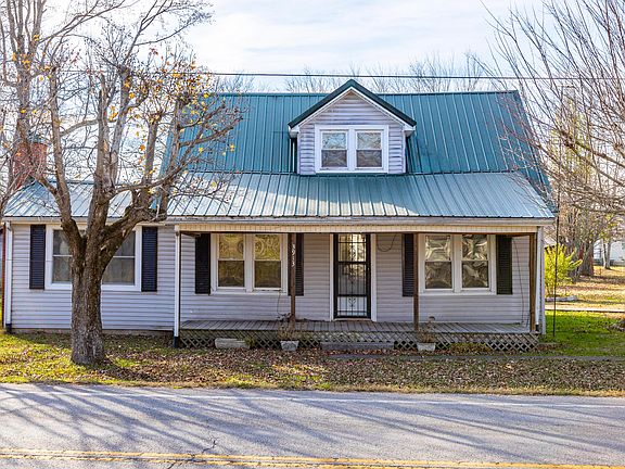 2nd image of 3913 Main St