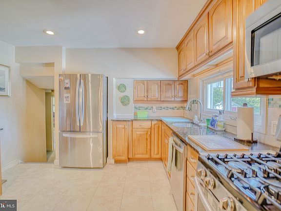 5th image of 407 Keats Rd
