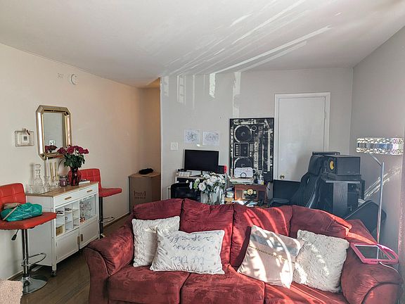 3rd image of 579 Allengrove St