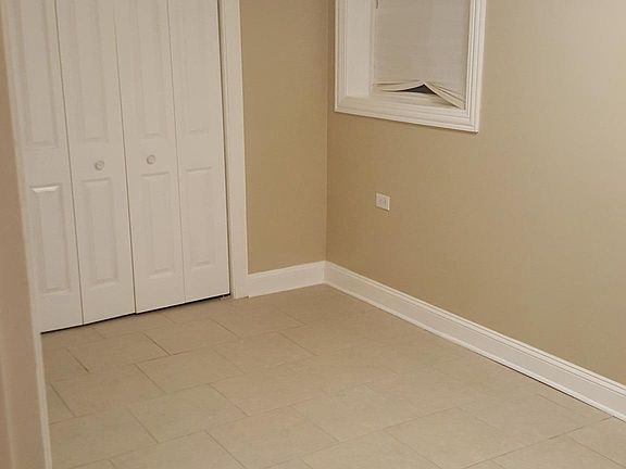 Large bed room that fits queen or King bed