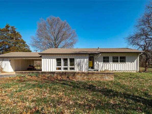 25 E Rockwood Dr, Ottawa, KS 66067