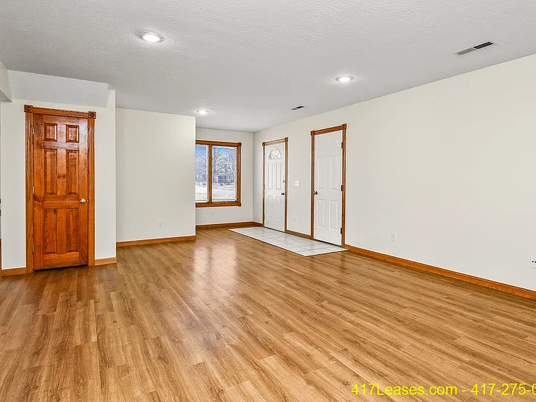 1261 E Lakewood St — Photo 6