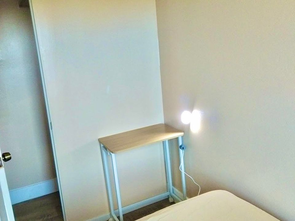 2nd image of 923 Sacramento Ave Room 3