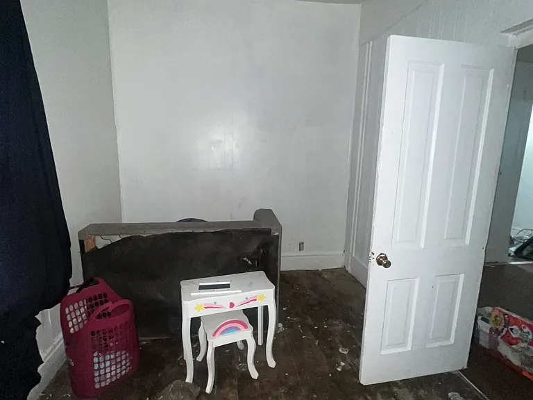 1409 S Western Ave — Photo 8