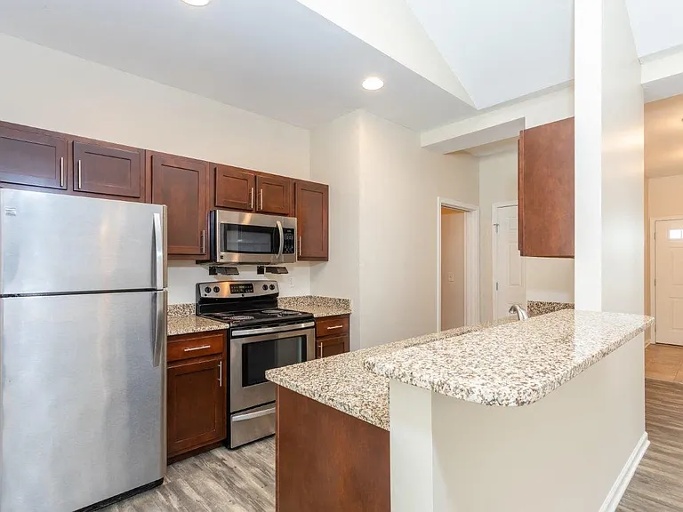 Saratoga Crossing Apartments & Townhomes — Photo 2