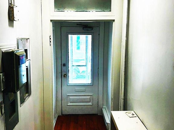 2nd image of 383 Lansdowne Ave #1