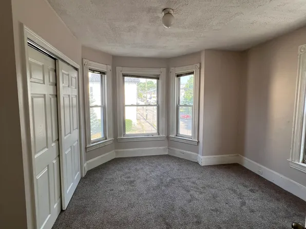 284 Lowell St #2, Manchester, NH 03104
