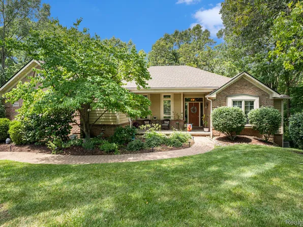 2852 Valley Oaks Dr, White Lake, MI 48383