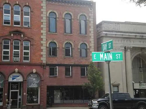 E Main St
