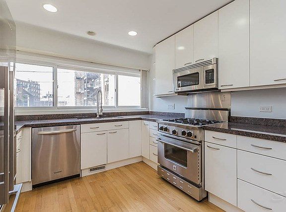 2nd image of 725 W Waveland Ave #3B