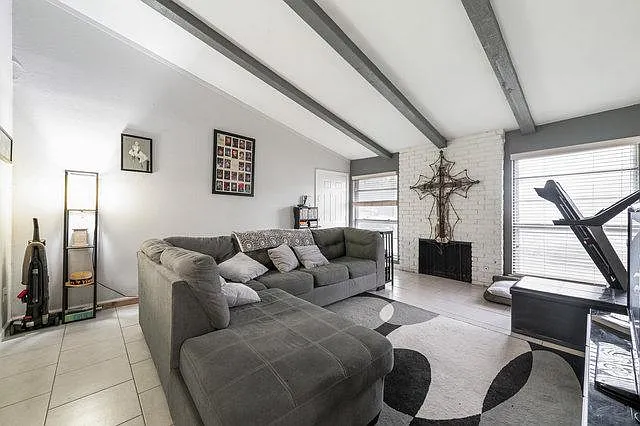 3 bed, 1100 sqft, $1,950 — Photo 2