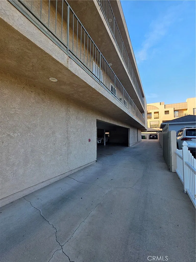 2 bed, 1.5 bath, 900 sqft, $2,700 — Photo 2