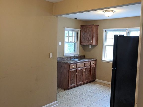 4th image of 20 Greenwood Dr