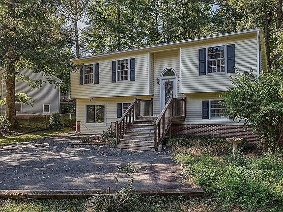 3rd image of 10404 Daniels Ct