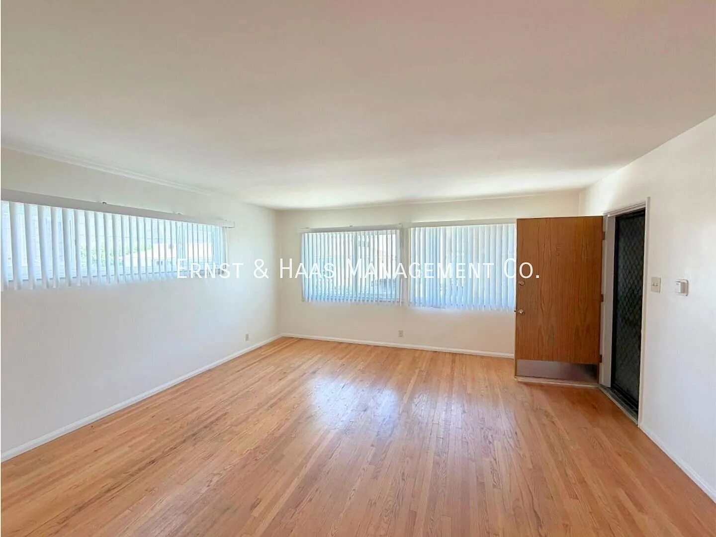 Beautifully Upgraded 2-Bedroom, 2-Bathroom Apartment Steps From Downtown! — Photo 4