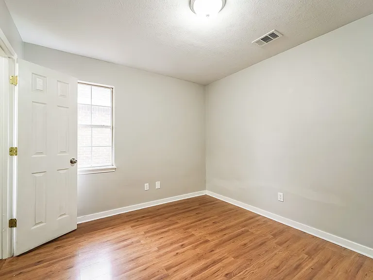 1659509_025_bedroom_13481480.jpg